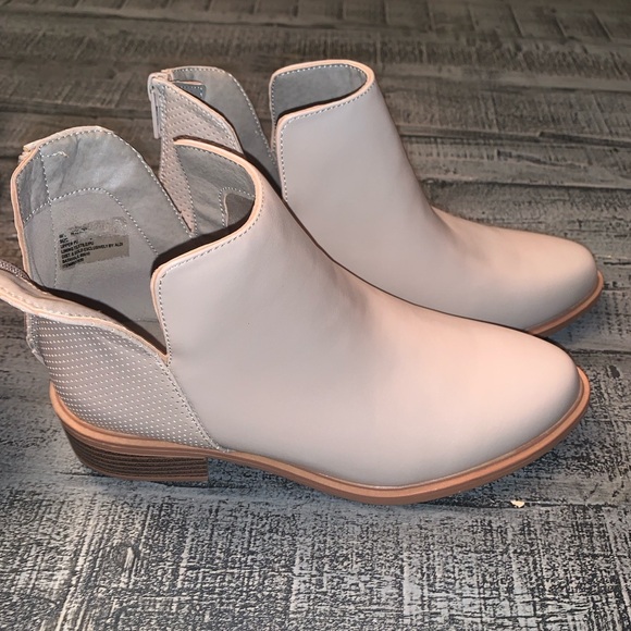 Women's Taupe Side Cut Ankle Back Zipper Boots, Size 7, EUC - Picture 3 of 7